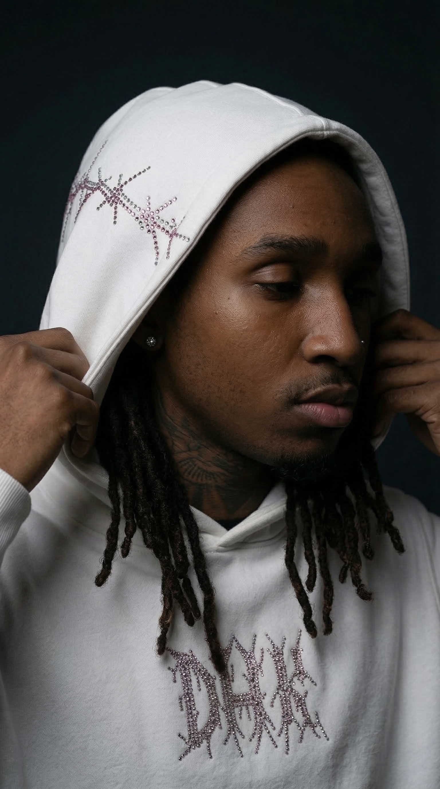 DHK white crown portrait display image